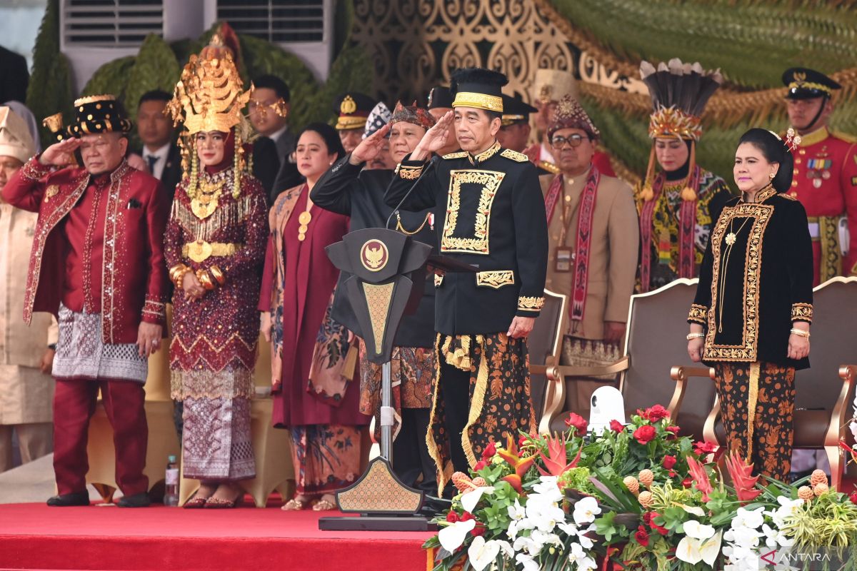 Makna baju adat Kutai yang dikenakan Presiden Jokowi